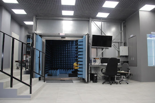 Измерительный комплекс для проведения испытаний антенной техники и измерений электрофизических характеристик материалов в диапазоне частот 1-18 ГГц.