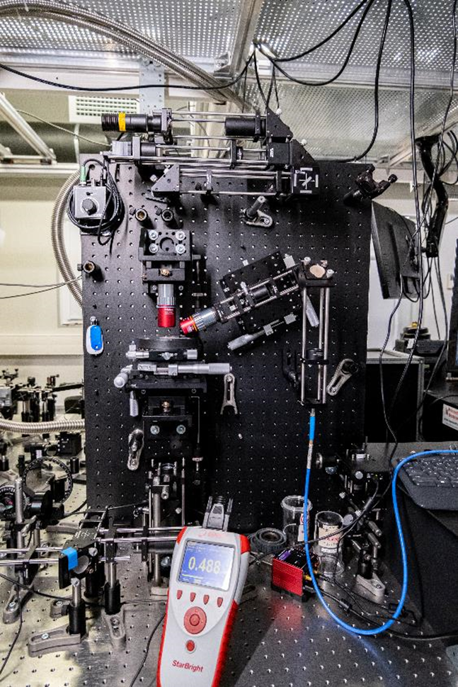 Трехканальный конфокальный микроскоп TRIOS#2 + спектрометр Andor + фемтосекундный лазер Pharos с двумя параметрическими усилителями.